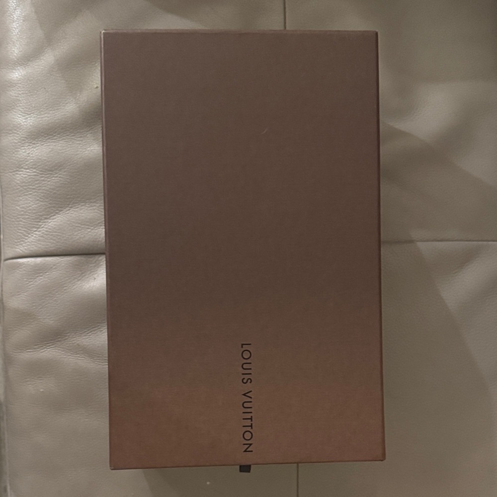 Louis Vuitton Elegant Brown Packaging